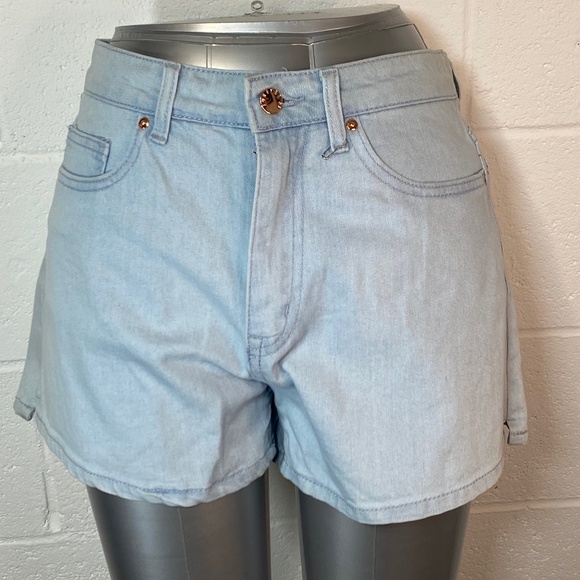 Forever 21 High Waisted High Rise Light Wash Mom Shorts - Picture 1 of 10